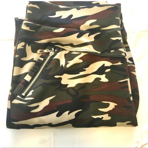 Camo Leggings with Gold Zipper Pockets - Picture 2 of 3